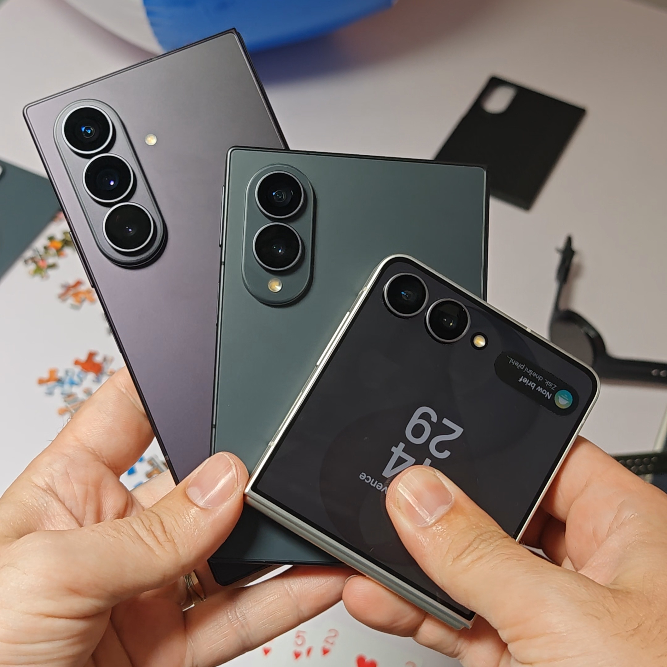 Samsung představil novou generaci skládacích telefonů bez viditelného ohybu